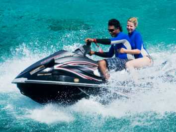 Desportos aquáticos e passeios de barco